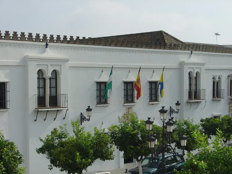 Fachada principal del Ayuntamiento de Olivares